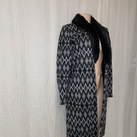INC International Concepts Wimen Size S Black and Gray Zigzag Cape - Picture 3 of 16